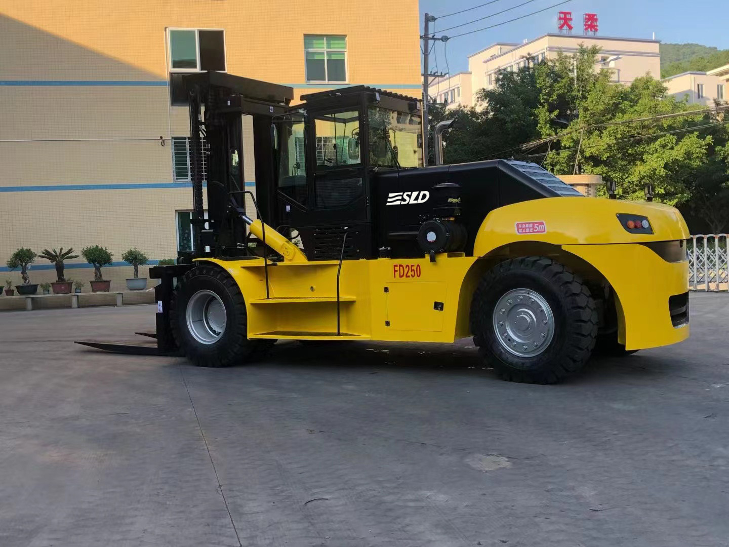 Quality 25 Ton 28 Ton Forklift Truck For Lifting Heavy Equipments And Heavy Containers for sale