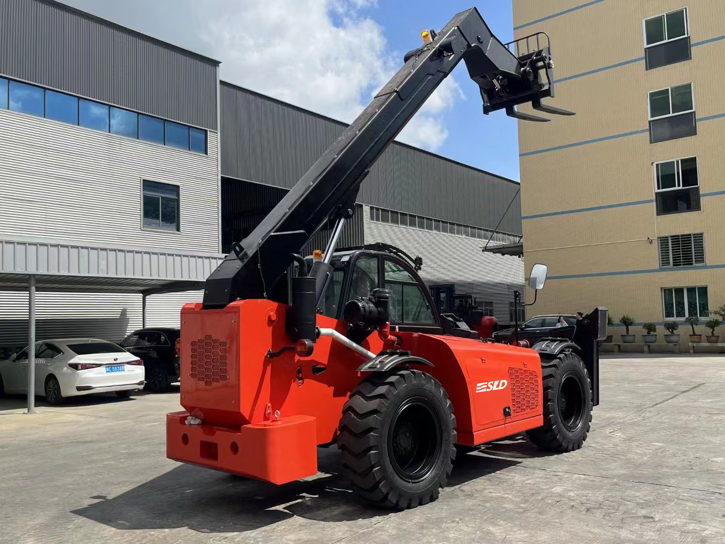 Quality MINI 2.5 Ton Telescopic Forklift Truck With 6 M Lifting Height for sale
