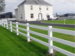 Garden White Vinyl Horse Fence / Vinyl Pasture Fence Rotting Resistance
