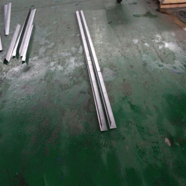 Slotted Corner Bead Angle Steel Roll Forming Machine With Hydraulic Cutting