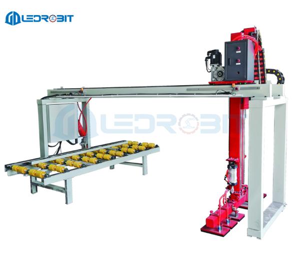 Buy Automatic Palletizing Robot Five Axis Robot 200KG Pick And Pack Robots Customized at wholesale prices