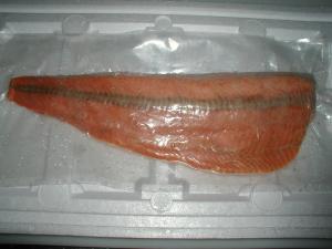 China Frozen chum salmon fillets skinless 2.5cm fatline color 13+ on sale