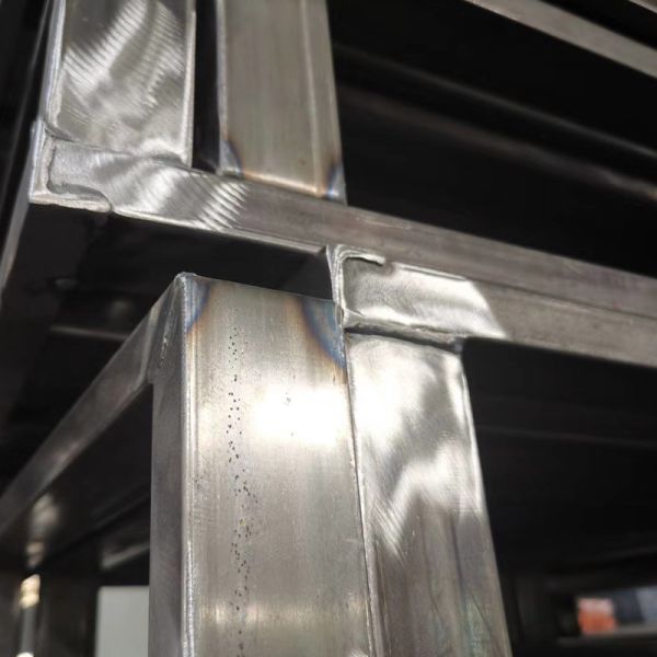 Technical diagram of steel pallet dimensions