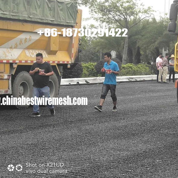 Gabion road reinforced planar grid material used for the structural reinforcement of asphalt pavements