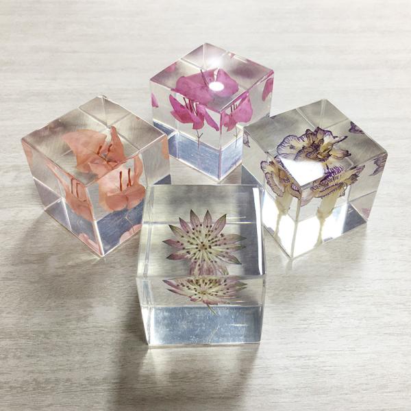 transparent cubic shaped resin paper weight with real dry flowers for home and office decor