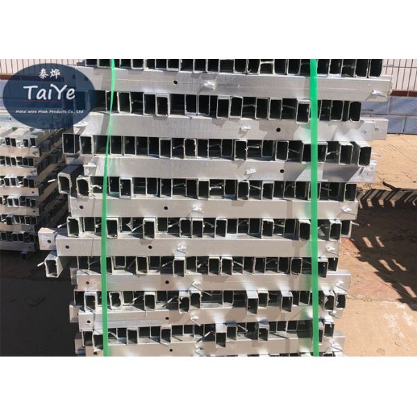 Silver Green Barbed Wire Fence Post Used On Wall High Rust Resistance